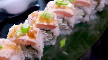 delicioso restaurante asiático comida Sushi en plato con seco hielo Anguila atún conjunto envolvente todas alrededor espacio para texto publicidad Sushi servicio menú cocinero cursos Sushi fabricante de cerca increíblemente delicioso video