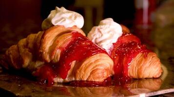 delizioso brioche con lampone marmellata e crema su pietra piatto cucinando delizioso cibo a casa decorazione servendo ristorante freschezza cibo per famiglia fatto con amore posto per menù pubblicità testo video