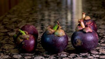 mangostan på de sten tabell färsk frukt spinning i ett plats lila hud Färg Asien vitaminer färsk mat video
