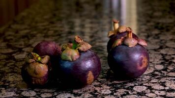 mehrere tropisch Früchte Mangostan Spinnen auf ein Marmor Tabelle Obst Bewegung richtig Ernährung Kochen exotisch Thailand Asien video