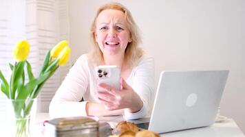 kvinna verkar till vara skriver meddelande eller öppning några webbplats sedan vänder skärm grön istället av för ad tummen upp ler skrattar poäng henne finger på plats för text och reklam nära bärbar dator i vit rum video