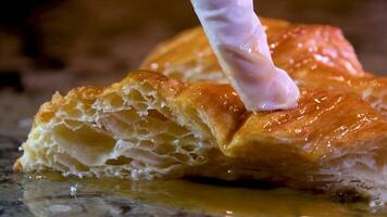 Querschnitt Croissant porös frisch köstlich Backen Struktur Hefe Puff Gebäck bestreut Karamell drücken auf Dessert es richtet sich auf zurück richtig Kochen Kurse köstlich Französisch Frühstück Regeln video