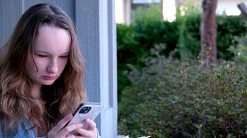 giovane donna sorridente fiducioso utilizzando smartphone a strada video