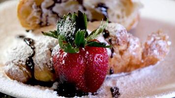 närbild av croissant stänkte tjänande laga mat på Hem dekorera många annorlunda s med jordgubbar och choklad stänkte med sirap stänkte med annorlunda pålägg foton och s video