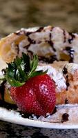 detailopname van croissant besprenkeld portie koken Bij huis versieren veel verschillend s met aardbeien en chocola besprenkeld met siroop besprenkeld met verschillend toppings foto's en s video