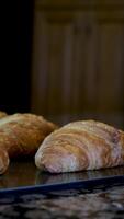 français croustillant des croissants fermer certains Frais fabriqué tournant des croissants video