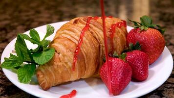 auf ein Weiß Teller ist ein Croissant gegossen mit rot Cranberry Erdbeere Himbeere Sirup ein groß Strom ein Menge von Marmelade köstlich Dessert Wer liebt Süss süßlich Dort ist Nein eine solche Sache wie auch viel Süss video