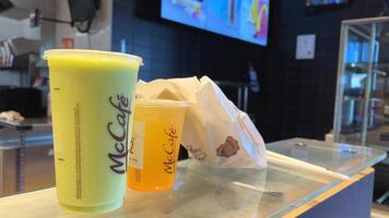 ny smoothies på mcdonalds maccoffee smoothies med frukt kiwi ananas banan och orange dryck med mango muffin väska på de disken ta ut på mat restaurang vancouver kanada video