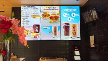 McDonald's menù fiori posto per ordine delizioso io frullato mack caffè vancouver Canada video