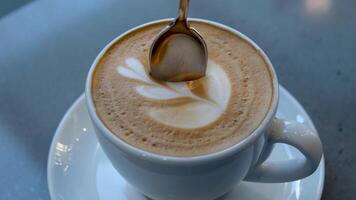 l'eau à la bouche feuille est tiré sur mousse de délicieux café americano cappuccino insérer cuillère est supprimé laissez tomber chutes dans tasse magnifique processus pour cuisine spectacle cuisine et dégustation café des haricots video