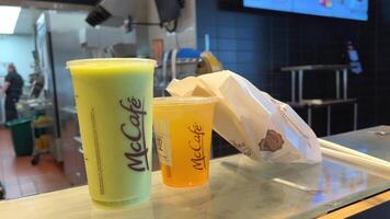 ny smoothies på mcdonalds maccoffee smoothies med frukt kiwi ananas banan och orange dryck med mango muffin väska på de disken ta ut på mat restaurang vancouver kanada video