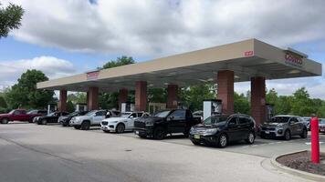 persone nel macchine in attesa nel lungo linea coda corsie per riempire su veicoli con benzina carburante a costco gas stazione di vancouver Canada video