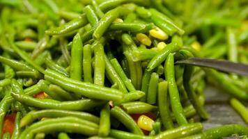 verde fagioli pronto per cucinando nel frittura padella. bio verde fagioli. cucinando salutare fatti in casa cibo mescolare verdure video