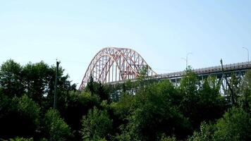 pattullo bro över de fraser flod patullo bro, surrey, brittiskt columbia, Kanada. lång exponering av de bro över vatten. himmel tåg bro. bro i form av rosa båge Nästa till Övrig broar video