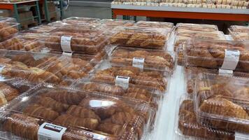 costco venta al por mayor croissants un pan Agave un pan delicioso pasteles tienda de comestibles enorme selección de ventas comprar productos en abultar ven a supermercado cada es sellado en un separar caja transparente el plastico embalaje video