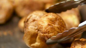 traditionell engelsk yorkshire pudding roterande på vit bakgrund video