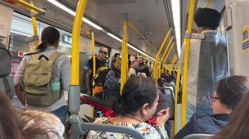 schending van reglement skytrain vrouw met een motorfiets komt binnen een vol vervoer van een trein vreemd vrouw Aan een rood motorfiets in openbaar vervoer met bloemen en een rugzak reiziger Canada Vancouver video