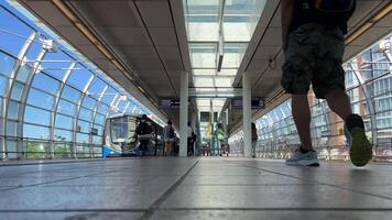 Main Straße Wissenschaft Welt Bahnhof Vancouver, bc Kanada Himmel Zug Bahnhof Neu Zug ankommen und Abflug von das Bahnhof Menschen warten unkenntlich hell Halle großartig Wetter video