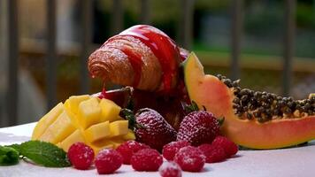 Croissant Französisch toas mit Erdbeeren und Blaubeeren auf oben und nieselt mit Honig zu versüßen das Brot. video