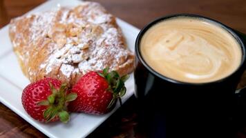 vallend laten vallen in koffie beker, super langzaam beweging video