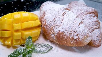 stänk med pulveriserad socker utsökt croissant med bär frukt friska mat vegetarianism laga mat för din älskade ett tjäna gata Bra väder natur lunch efterrätt vänta Hem på terrass video