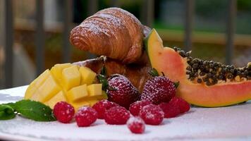 ochtend- ontbijt met croissant en oranje sap in glas, geel rozen Aan wijnoogst zilver dienblad. video