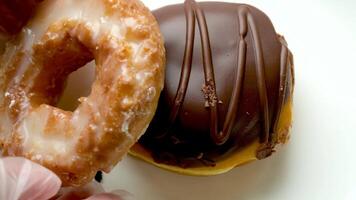 delicioso rosquinha com chocolate o preenchimento e cobertura dois de dar água na boca sobremesas em uma branco prato de várias s do com luva mãos corte mostrando dentro do bolo delicioso apetitoso restaurante degustação video