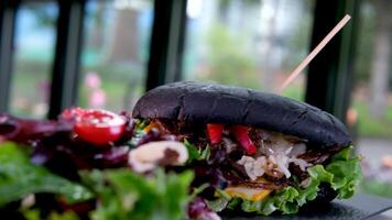 lanches e salada com ketchup arranjado em prato Preto pão com choco tinta video