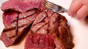 utegrill färsk nötkött kött med blod biff tjänande utsökt mat skära med en kniv flera s av ett bearbeta av matlagning utsökt bbq biff video