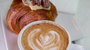 cinemagraph - superiore Visualizza di servito prima colazione. appetitoso croccante Cornetti con caldo caffè, lamponi e Noci video