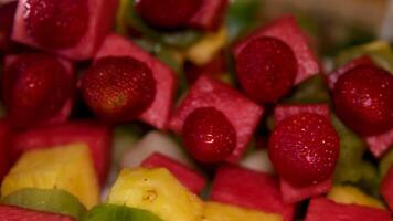 auf Spieße Obst Spieße von Beeren Erdbeeren Wassermelone Kiwi Ananas Melone köstlich Portion zum Buffet Tabelle Sommer- Baby Dusche freunde Treffen Diät behandeln du selber zu köstlich Leistungen video