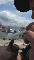 un vaso tubo un matraz para de fumar en el manos de un hombre a ligero un fármaco vagabundos en el ciudad marijuana drogas marijuana drogas grieta cocaína cristal metanfetamina Vancouver calle céntrico lado este Canadá 2023 video
