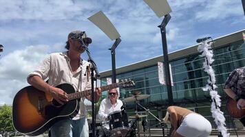 musical un événement dans le ville centre beaucoup gens foule tout applaudir réjouissance les musiciens en jouant la musique événements Nouveau boutique ouverture intéressant événements Canada video