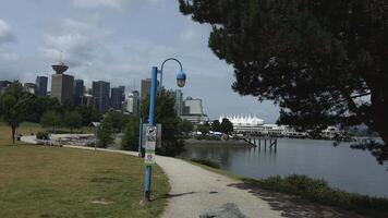 fretta strada vancouver il Pacifico oceano vicino il strada di centrale vancouver argine vacanza individuare natura nuvole tende sotto il ponte dove senza casa persone vivere nel il sfondo video