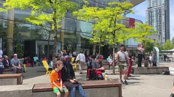 musical un événement dans le ville centre beaucoup gens foule tout applaudir réjouissance les musiciens en jouant la musique événements Nouveau boutique ouverture intéressant événements Canada video