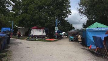 Canada, Vancouver, 04.04.2024 tent stad van dakloos mensen een Mens in zwart kleren leven van dakloos mensen in een groot stad marihuana verdovende middelen marihuana verdovende middelen Vancouver straat downtown oostzijde Canada video