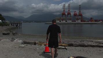 hastig Straße Vancouver ein Mann auf ein Fahrrad gegen das Hintergrund von ein gemalt Mauer im ivan kuvere raucht Zigaretten Droge alt Kleider Deckel kurze Hose Sommer- Straße im obdachlos arbeitslos Arbeitslosigkeit Gammler video