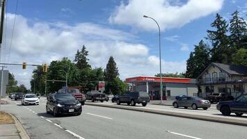 rot kanadisch Canco-Standorte Gas Bahnhof mit rot Ahorn Blatt steht auf ein sonnig Tag viele Autos sind verstopft mit Benzin Gas Preise Kanada Vancouver video