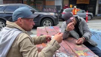 apresurándose calle Vancouver suciedad y antihigiénico condiciones en el calles de Canadá, un mujer, dos hombres debajo influencia de drogas, cigarrillos de fumar marijuana, prostitutas, Vagabundo gente, fármaco adictos video