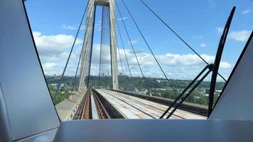 luchtbrug translinken terug venster trein Aan de brug een ander blauw trein passeert licht verkeer in groot steden Vancouver gewoon mensen werk weg comfort toeristen Canada Vancouver video