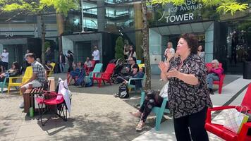 musical un événement dans le ville centre beaucoup gens foule tout applaudir réjouissance les musiciens en jouant la musique événements Nouveau boutique ouverture intéressant événements Canada video