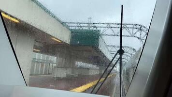 Skytrain parabrisas viniendo desde surrey a Vancouver estación lluvia gotas de agua paso a detener No personas Canadá Vancouver video