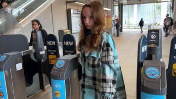 Entrada para a céu trem às Surrey central estação usando bússola mapas pessoas passar de abertura a portas aproximação a escada rolante ir acima pressa para trabalhos diariamente procedimento caro viagem Canadá Vancouver 2023 video