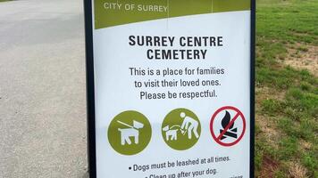 centrale cimitero nel il città di Surrey pulito prati lettering invito per camminare tombe strada asfalto erba vancouver Canada Surrey 2023 video