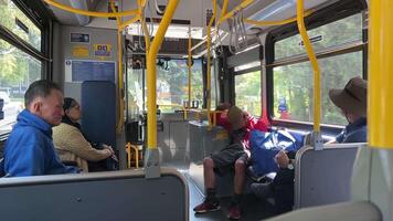 obdachlos Mann im Vancouver Transport Straße auf ein Bus mit surrey Mann im ein Deckel Sitzung im das Vorderseite Sitz Schlafen unter das beeinflussen von Drogen Legalisierung von Drogen im Kanada video