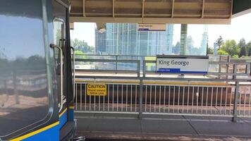 fim estação skytraina rei George velho trem carrinhos em a plataforma do a azul linha Câmera mostra sem pessoas Canadá Vancouver video