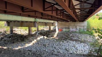 sotto il ghiandola ponte nel Vancouver, Canada, camminare, acqua, fiume video