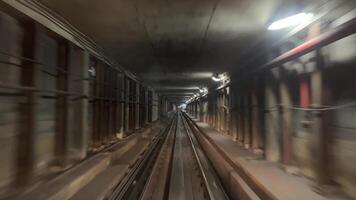 Novo canadense skytrain azul linha Surrey Vancouver Surrey Centro estação a trem chegado às a estação, a portas abrir, pessoas entrar isto Canadá britânico Colômbia Vancouver Surrey video