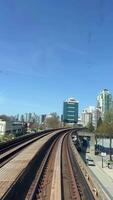 céntrico vancouver, británico Columbia, Canadá Skytrain paso en el moderno ciudad durante Ciencias mundo video