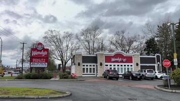 snel voedsel restaurant hamburgers Frans Patat heerlijk voedsel levering klein winkel mensen auto's straat visie Canada Surrey Vancouver 2023 video